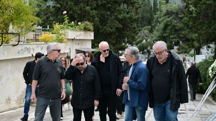 Ρίγη συγκίνησης στο τελευταίο αντίο στην Άννα Παναγιωτοπούλου