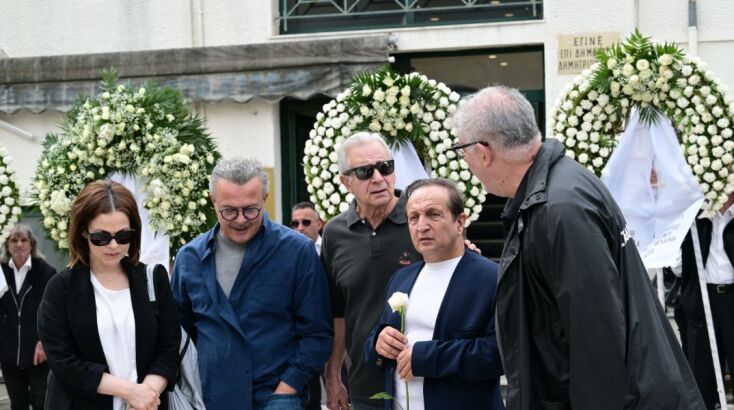 Ρίγη συγκίνησης στο τελευταίο αντίο στην Άννα Παναγιωτοπούλου