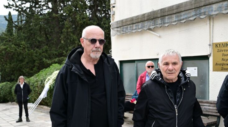 Ρίγη συγκίνησης στο τελευταίο αντίο στην Άννα Παναγιωτοπούλου