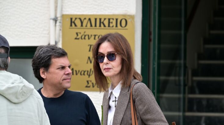 Ρίγη συγκίνησης στο τελευταίο αντίο στην Άννα Παναγιωτοπούλου