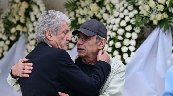 Ρίγη συγκίνησης στο τελευταίο αντίο στην Άννα Παναγιωτοπούλου