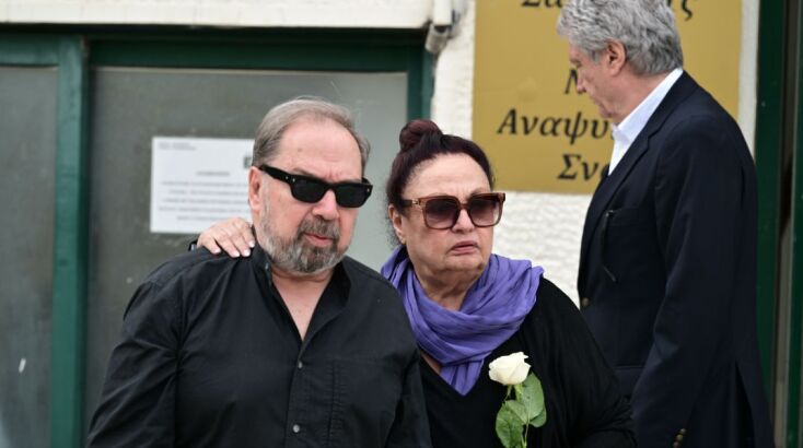 Ρίγη συγκίνησης στο τελευταίο αντίο στην Άννα Παναγιωτοπούλου