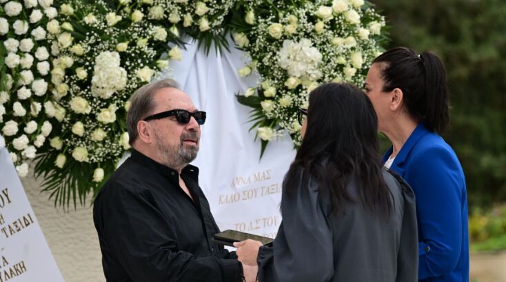 Ρίγη συγκίνησης στο τελευταίο αντίο στην Άννα Παναγιωτοπούλου