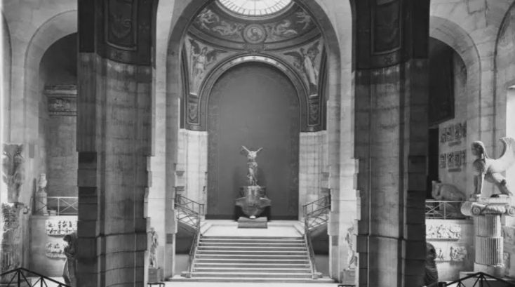 H Νίκη της Σαμοθράκης στο Μουσείο του Λούβρου σε φωτογραφία του 1932