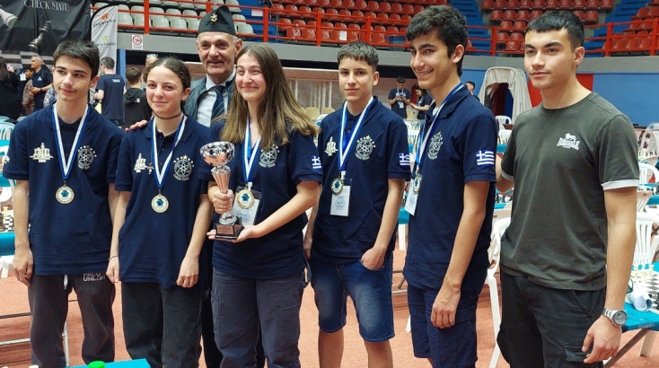 Η σκακιστική ομάδα γυμνασίου των εκπαιδευτηρίων Βασιλειάδη κατάφερε να ανέβει στο υψηλότερο βάθρο, με πέντε νίκες και δύο ισοπαλίες