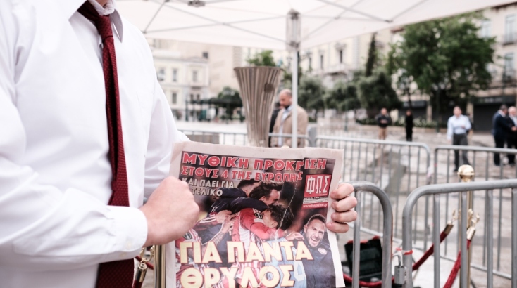 Το τρόπαιο του Europa Conference League, που θα διεκδικήσει ο Ολυμπιακός βρίσκεται στην πλατεία Κοτζιά