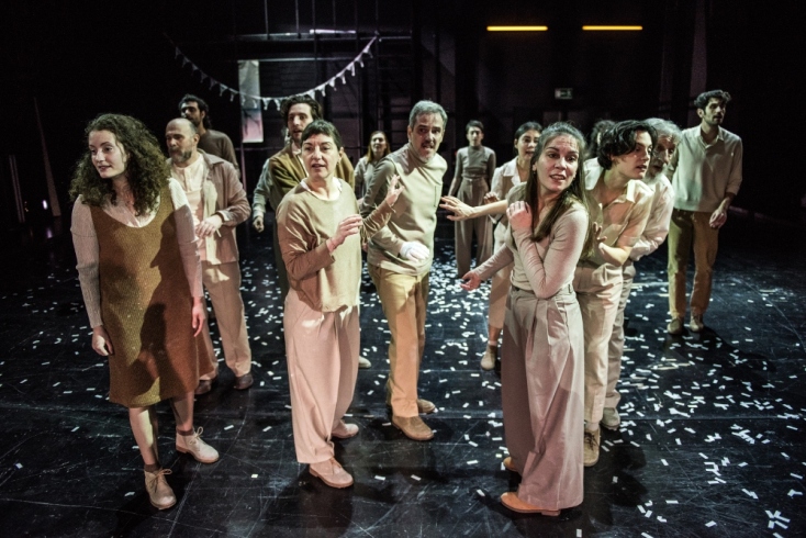 Σκηνή από το "Ονειρόδραμα" δια χειρός Γεωργίας Μαυραγάνη στο Εθνικό Θέατρο