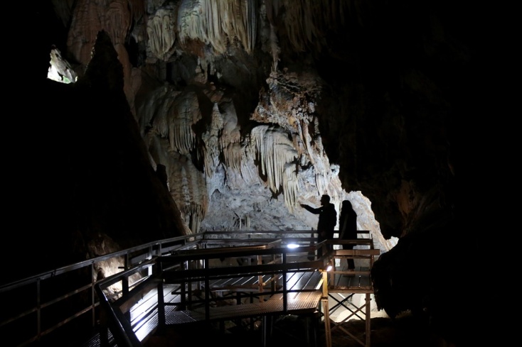 Εικόνα από το εσωτερικό του Σπηλαίου των Λιμνών