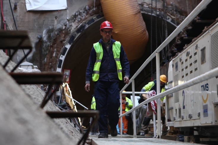 Εργαζόμενος στο έργο διάνοιξης των σταθμών του μετρό στη Γραμμή 4