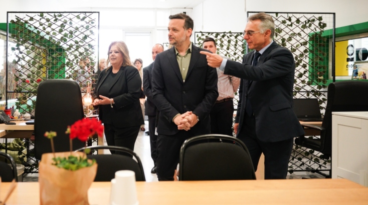 60 πιστοποιημένοι συνεργάτες θα πηγαίνουν πόρτα πόρτα, θα βρίσκουν τα ευάλωτα νοικοκυριά και θα τους προτείνουν δράσεις και λύσεις