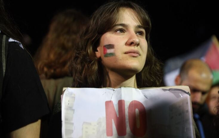 Ολονύκτια διαμαρτυρία στα Προπύλαια για την Παλαιστίνη