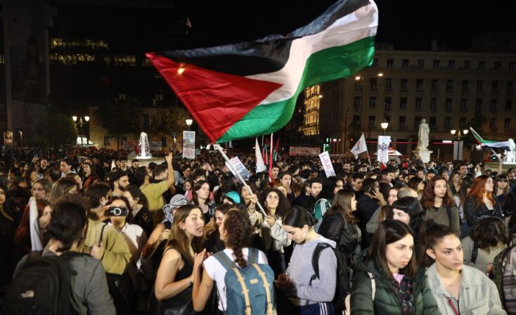 Ολονύκτια διαμαρτυρία στα Προπύλαια για την Παλαιστίνη