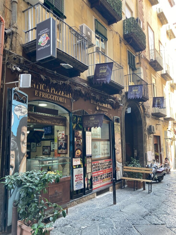 Ιταλία: Κατασχέθηκε από την αστυνομία μια από τις γνωστότερες πιτσαρίες της Νάπολης, ο ιδιοκτήτης της οποίας είχε φτιάξει πίτσα στον Μπιλ Κλίντον.