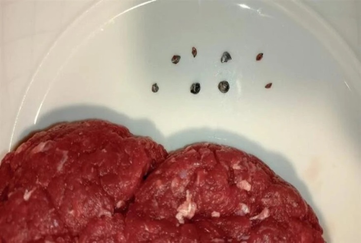 Λάρισα: Πελάτισσα κρεοπωλείου βρήκε μολύβδινα σκάγια στον κιμά που αγόρασε - Πιθανότατα από κυνηγετικό όπλο - Το χρονικό του περιστατικού.