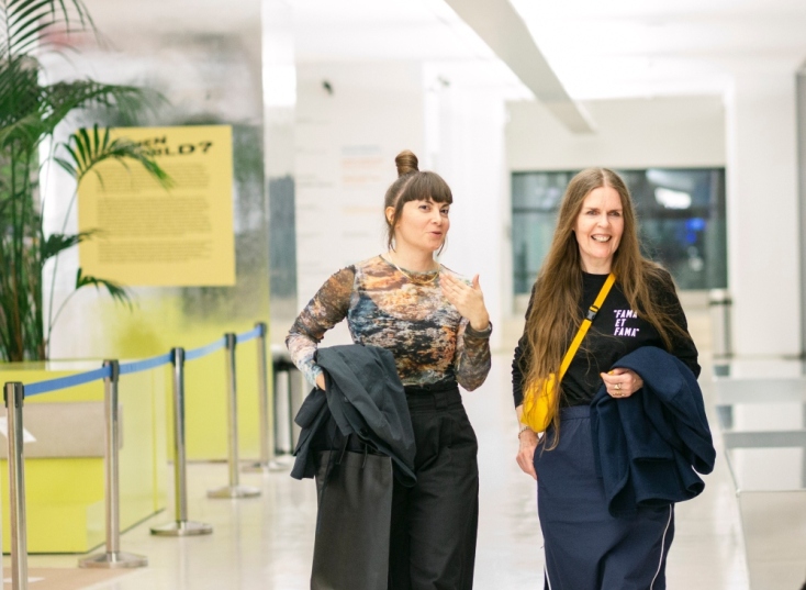 Η Linder και η καλλιτεχνική διευθύντρια του PCAI, Κίκα Κυριακάκου στο ΕΜΣΤ