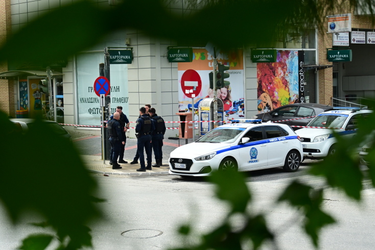 Στιγμιότυπο από το σημείο όπου διαπράχθηκε η γυναικοκτονία σε πεζοδρόμιο στο Μενίδι