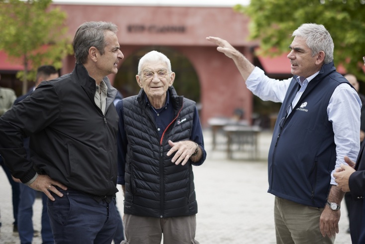 Κυριάκος Μητσοτάκης: Στο κτήμα «Κυρ-Γιάννη» με τους Γιάννη και Στέλιο Μπουτάρη - Ξεναγήθηκε στους χώρους του πρότυπου οινοποιείου. 