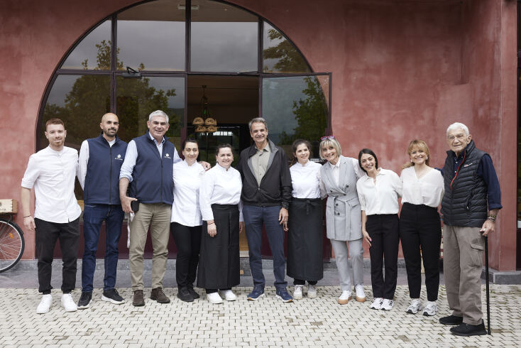 Κυριάκος Μητσοτάκης: Στο κτήμα «Κυρ-Γιάννη» με τους Γιάννη και Στέλιο Μπουτάρη - Ξεναγήθηκε στους χώρους του πρότυπου οινοποιείου. 