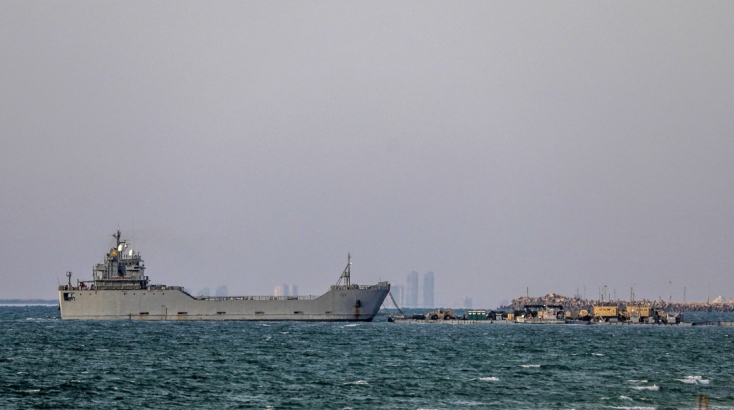 Πάνω από τριακόσιες παλέτες με ανθρωπιστική βοήθεια εκφορτώθηκαν, για πρώτη φορά, στην προσωρινή αποβάθρα που έστησε ο στρατός των ΗΠΑ.