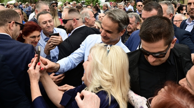 Ο Κυριάκος Μητσοτάκης με πολίτες σε ομιλία του στα Βριλήσσια 