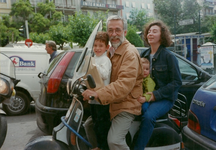 Αργύρης Μπακιρτζής - Χειμερινοί Κολυμβητές: Η ιστορία του επιδραστικού λαϊκού συγκροτήματος από το 1979 μέχρι σήμερα.