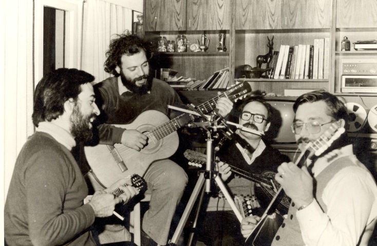 Αργύρης Μπακιρτζής - Χειμερινοί Κολυμβητές: Η ιστορία του επιδραστικού λαϊκού συγκροτήματος από το 1979 μέχρι σήμερα.