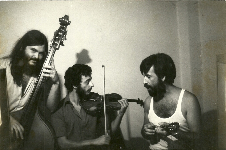 Αργύρης Μπακιρτζής - Χειμερινοί Κολυμβητές: Η ιστορία του επιδραστικού λαϊκού συγκροτήματος από το 1979 μέχρι σήμερα.