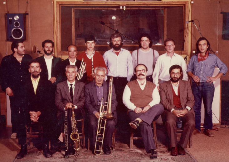 Αργύρης Μπακιρτζής - Χειμερινοί Κολυμβητές: Η ιστορία του επιδραστικού λαϊκού συγκροτήματος από το 1979 μέχρι σήμερα.