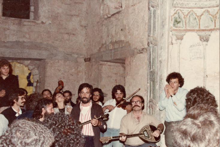 Αργύρης Μπακιρτζής - Χειμερινοί Κολυμβητές: Η ιστορία του επιδραστικού λαϊκού συγκροτήματος από το 1979 μέχρι σήμερα.