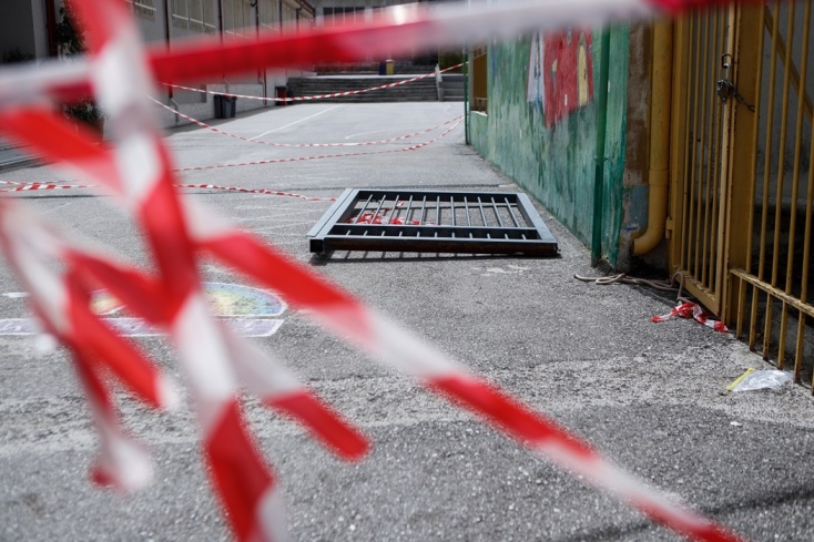 Η μεταλλική πόρτα που έπεσε και τραυμάτισε μαθητή σε σχολείο στην Κηφισιά