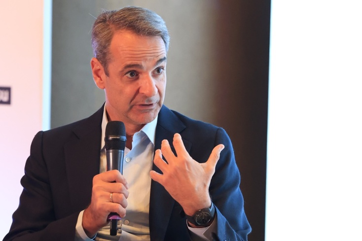 Ο πρωθυπουργός Κυριάκος Μητσοτάκης με το μικρόφωνο ανά χείρας μιλά στο κοινό