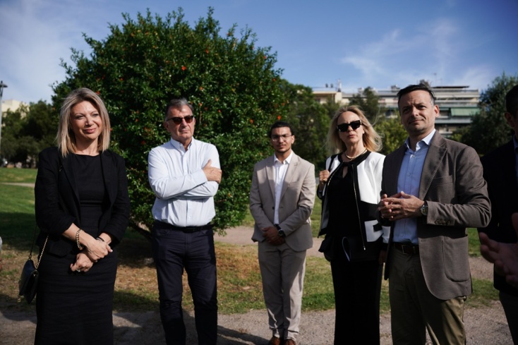 Η Μαρία Καρυστιανού μαζί με τον Χάρη Δούκα, τη δημιουργό του έργου Μαρία Μανδάκη και τον σιδηρουργό Γιώργο Σαντεξή που θα το κατασκευάσει στο σημείο όπου θα τοποθετεί το γλυπτό - μνημείο για τα θύματα της πολύνεκρης σιδηροδρομικής τραγωδίας στα Τέμπη