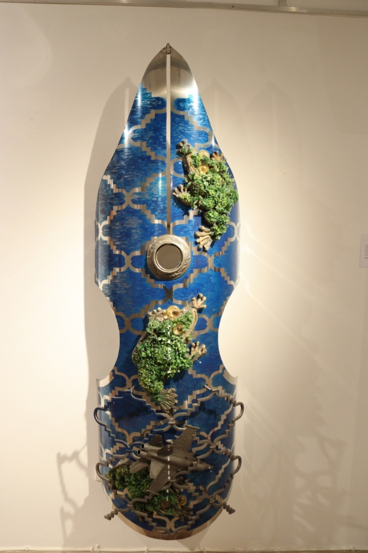 Όταν η τέχνη εμπνέεται από την ιστορία: Μια πολυδιάστατη εικαστική έκθεση με ετερόκλητα υλικά στον Άλιμο