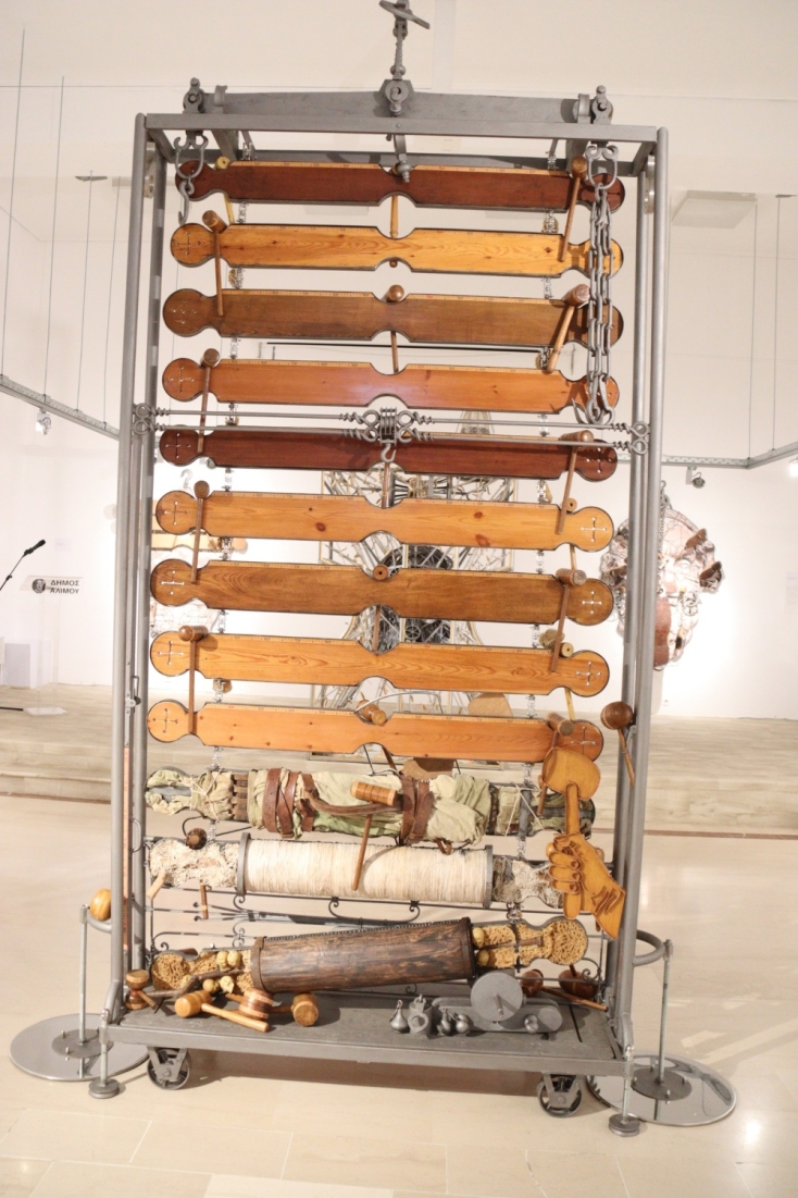 Όταν η τέχνη εμπνέεται από την ιστορία: Μια πολυδιάστατη εικαστική έκθεση με ετερόκλητα υλικά στον Άλιμο