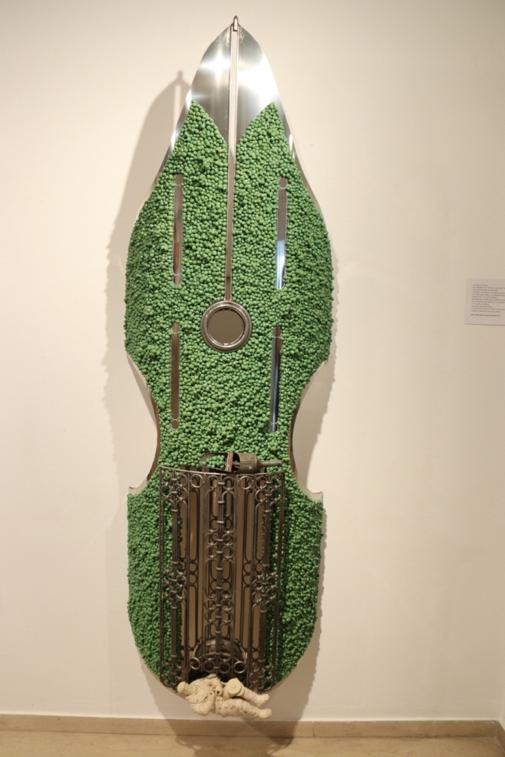 Όταν η τέχνη εμπνέεται από την ιστορία: Μια πολυδιάστατη εικαστική έκθεση με ετερόκλητα υλικά στον Άλιμο