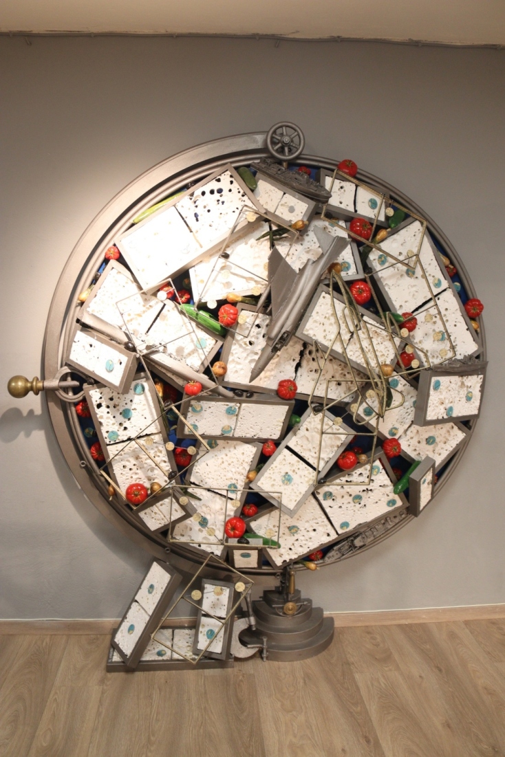 Όταν η τέχνη εμπνέεται από την ιστορία: Μια πολυδιάστατη εικαστική έκθεση με ετερόκλητα υλικά στον Άλιμο