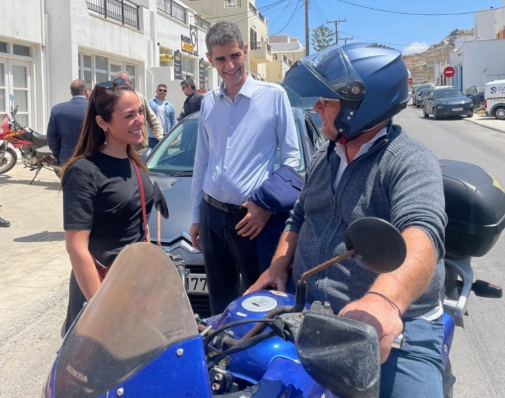 Η Δόμνα Μιχαηλίδου συνομίλησε με πολίτες της Νάξου