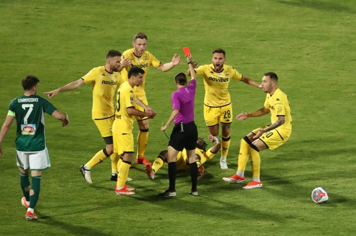 Κύπελλο Ελλάδας 2024: Στα επεισόδια που έλαβαν χώρα μετά τον τελικό με στόχο την Γαλλίδα διαιτητή Φραπάρ αναφέρεται η γαλλική εφημερίδα Le Figaro.