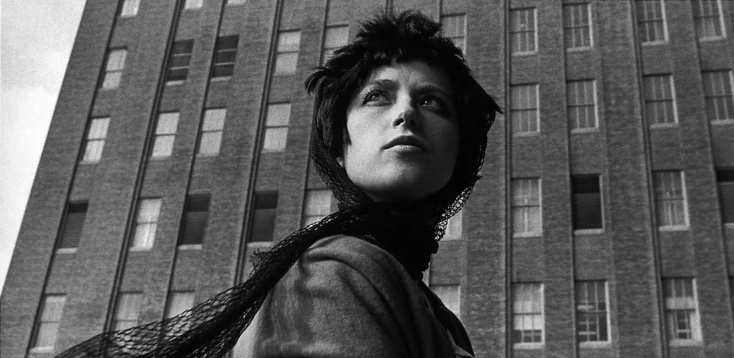 Η Cindy Sherman επιλέγει 2 ταινίες για να προβληθούν στο Κυκλαδικής, σε διάλογο με τις φωτογραφίες της