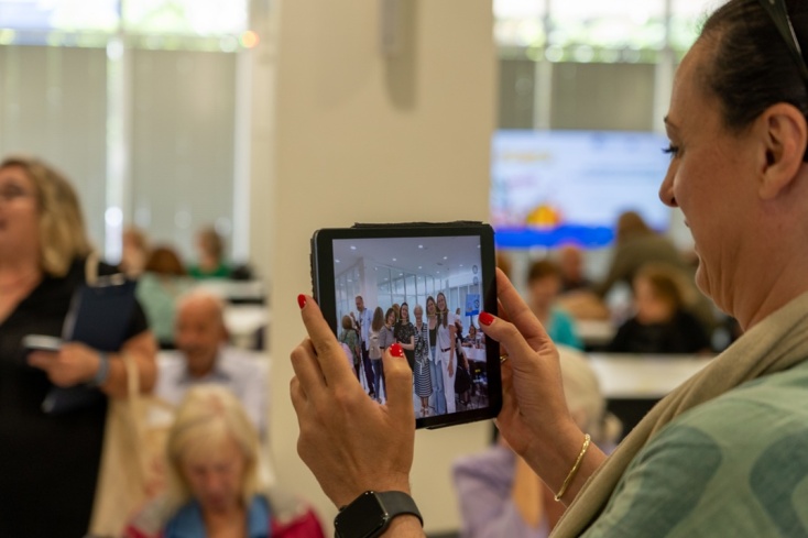 Γυναίκα με τάμπλετ φωτογραφίζει τη στιγμή στην εκδήλωση για τις Ευρωεκλογές λίγο πριν ξεκινήσει ο αγώνας Bingo