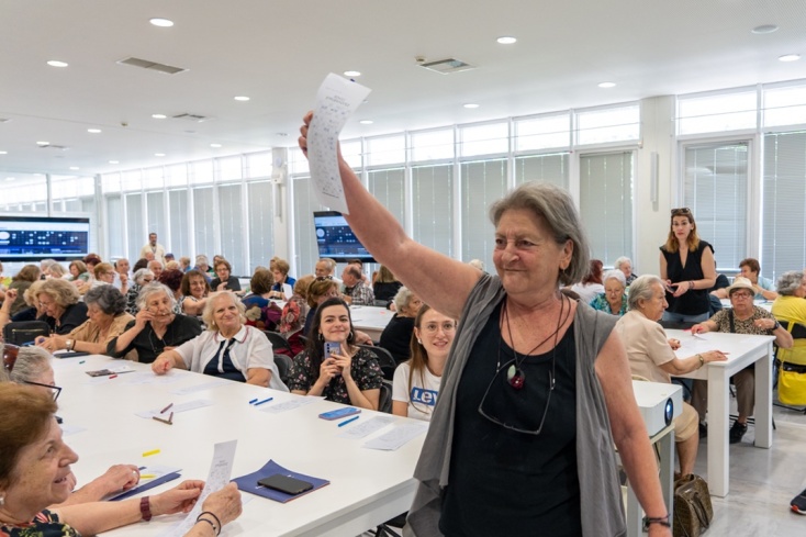 Κυρία που έκανε bingo σηκώνεται χαμογελαστή από τη θέση της