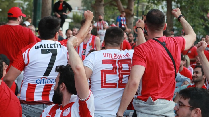 «Πανικός» στον Πειραιά λίγες ώρες πριν την έναρξη του τελικού - Το αδιαχώρητο επικρατεί στην πλατεία Κοραή