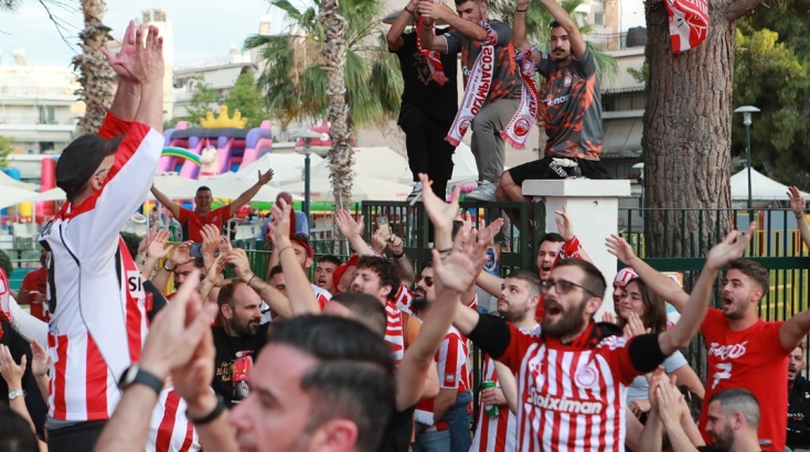 «Πανικός» στον Πειραιά λίγες ώρες πριν την έναρξη του τελικού - Το αδιαχώρητο επικρατεί στην πλατεία Κοραή