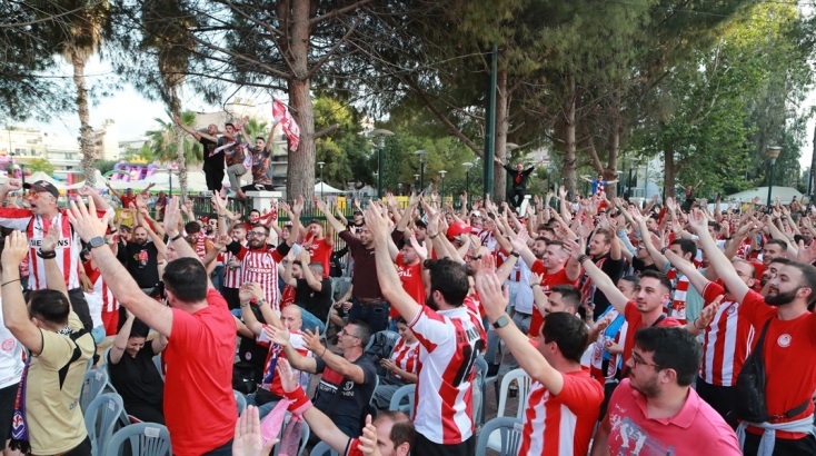 «Πανικός» στον Πειραιά λίγες ώρες πριν την έναρξη του τελικού - Το αδιαχώρητο επικρατεί στην πλατεία Κοραή