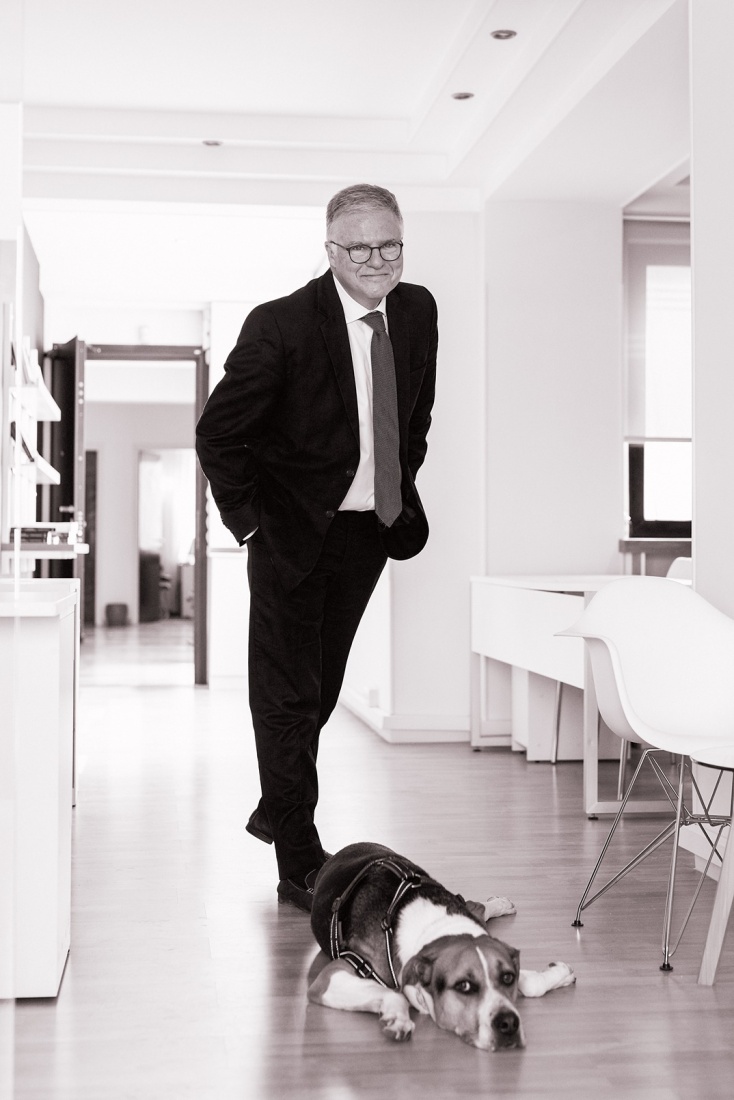 Ο Γιώργος Μουρούτης με τον σκύλο Έλβις στο γραφείο του