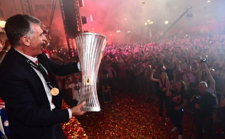 Ο προπονητής του Ολυμπιακού, Χοσέ Λουίς Μεντιλίμπαρ, με το τρόπαιο του Europa Conference League