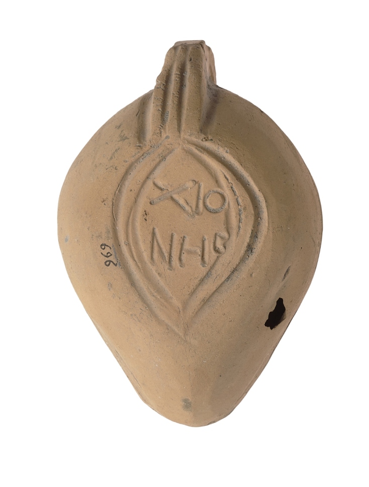 Πήλινο λυχνάρι, στο κάτω μέρος της βάσης φέρει την υπογραφή ΧΙΟΝΗΣ 