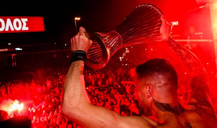 Ο Αλέξανδρος Πασχαλάκης με το τρόπαιο του Europa Conference League