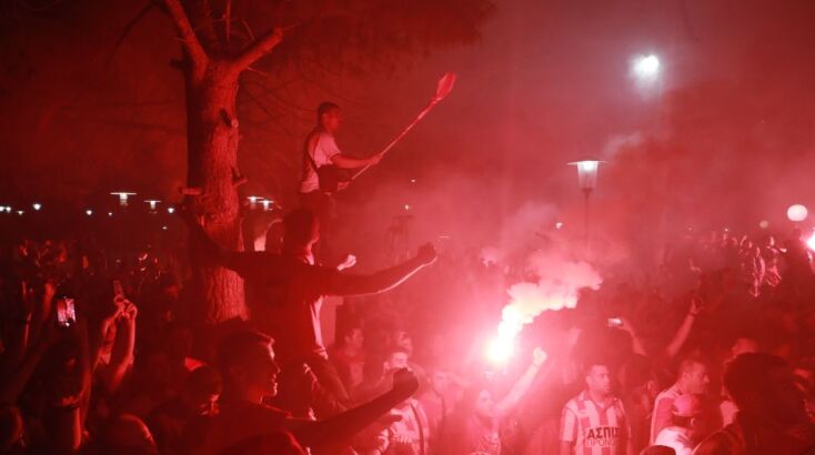 Φλέγεται ο Πειραιάς μετά την κατάκτηση του Conference League από τον Ολυμπιακό 