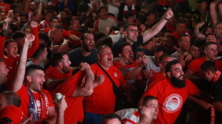 Φλέγεται ο Πειραιάς μετά την κατάκτηση του Conference League από τον Ολυμπιακό 